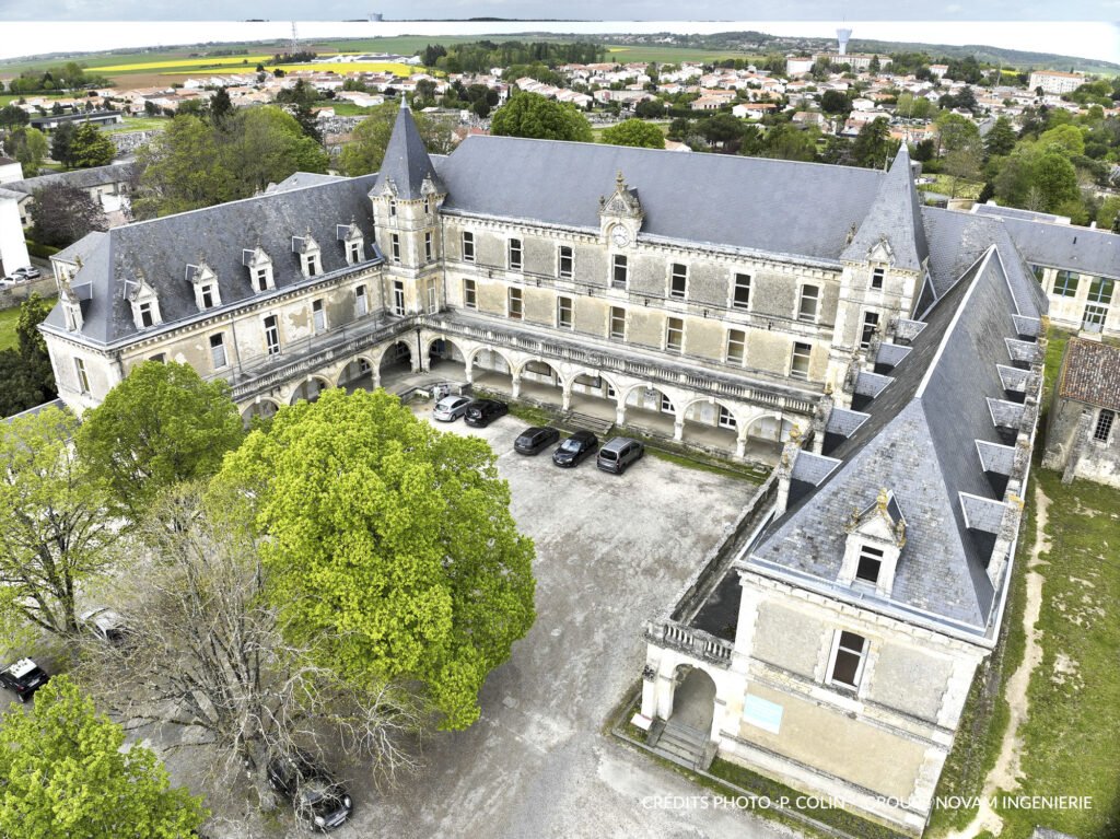 Photo-aerienne-Rehabilitation-du-pole-culturel-Fontenay-le-Comte-Groupe-Novam