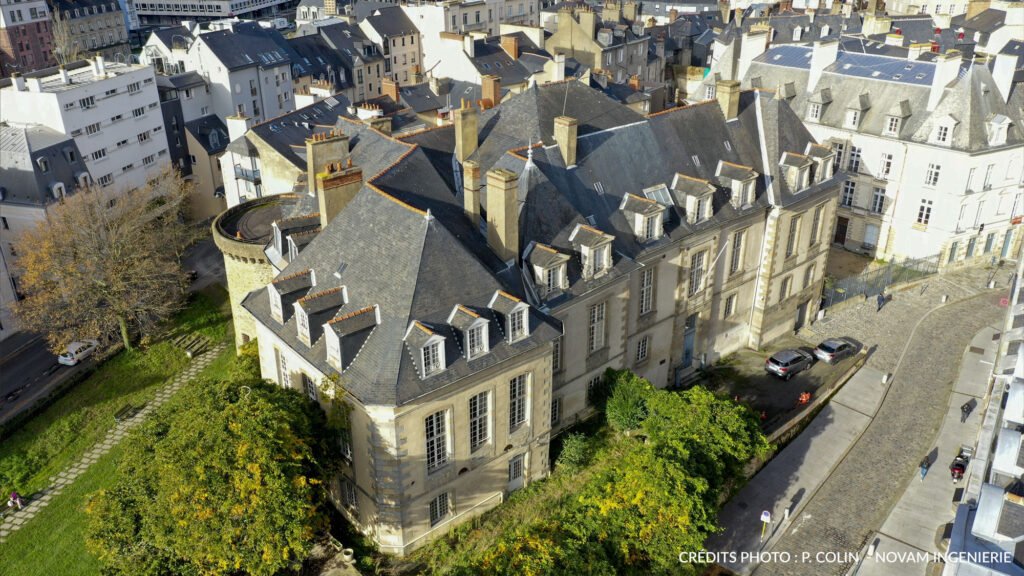 Vue-aerienne-cote-rue-Rehabilitation-Hotel-de-lartillerie-Rennes-groupe-novam-ingenierie